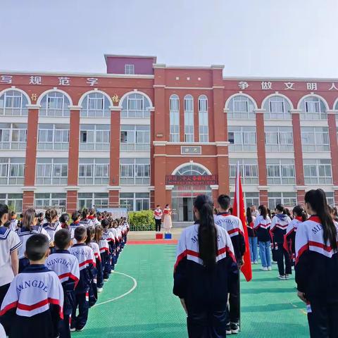 学习二十大   争做好队员—安阳市文峰区明德小学举行新队员入队仪式