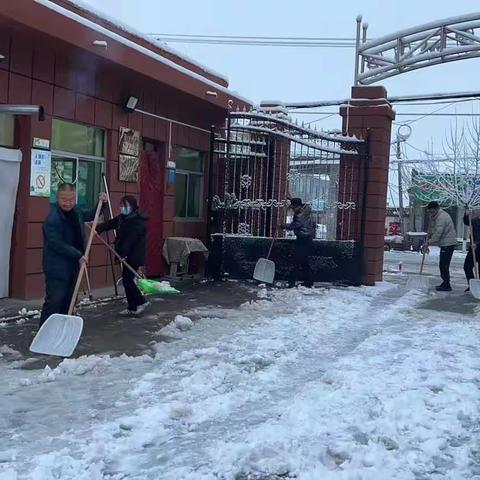 铲雪除冰暖人心 爱满校园润无声——土基镇中心小学铲雪活动纪实