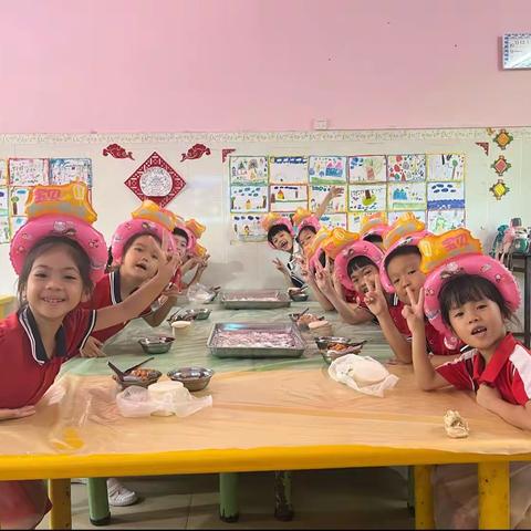 三亚海棠鸿幼儿园大二班六一活动花絮——包饺子🥟