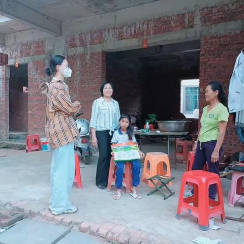护苗进行时——万安村两委干部走访慰问单亲家庭和残疾儿童