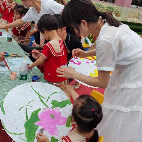 永和粦矿幼儿园“倾听儿童 相伴成长一一纸伞生花🌸庆六一”亲子活动。