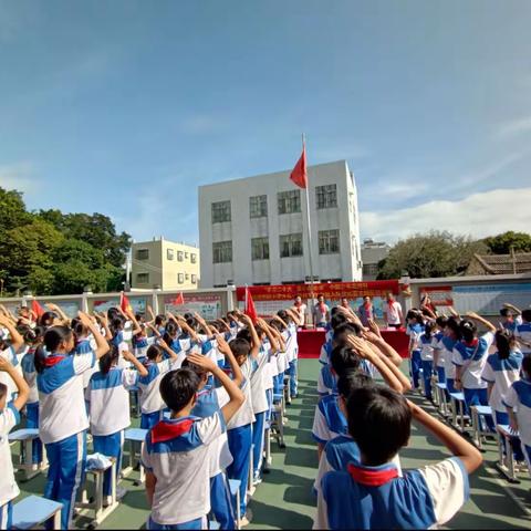 “学习二十大 童心向未来”中国少年先锋队西联小学大队 一年级学生分批入队仪式