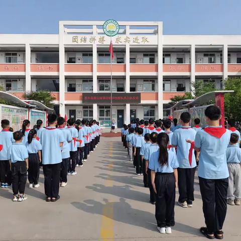 “学习二十大，争做好队员，奋进新征程”贺堤学校新队员入队暨建队仪式