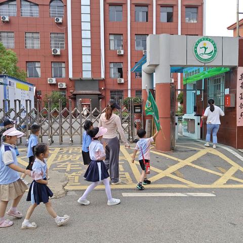 走进小学，共赴美好