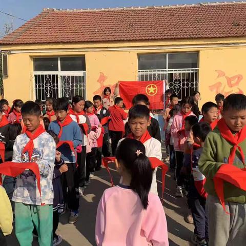 曙光学校为庆祝中国少年先锋队建队74周年，引导少先队员继承发扬少先队的光荣，隆重举行了少先队员入队仪式！