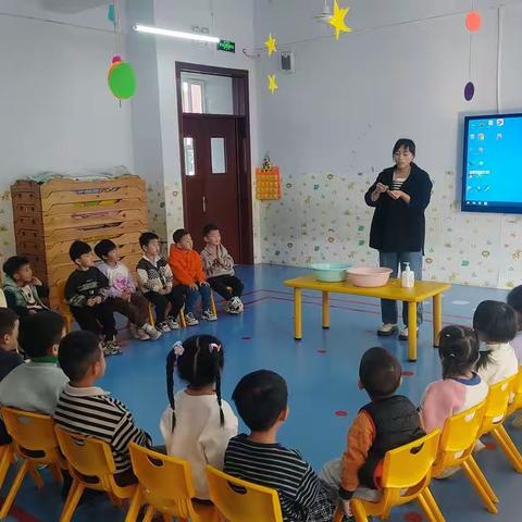 南和区第四幼儿园科学小实验《游动的小鱼》