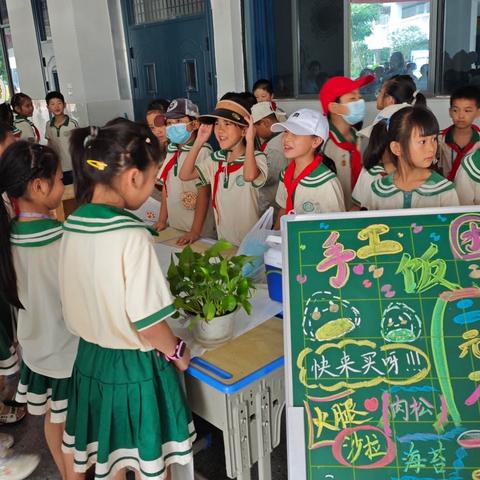 “童心无限 心手相连”——鹰潭市第十二小学艺术节二年级爱心义卖活动