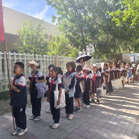 【芳新教育集团】寻找初夏  妙笔绘景——芳草湖农场小学美术组踏青特色活动