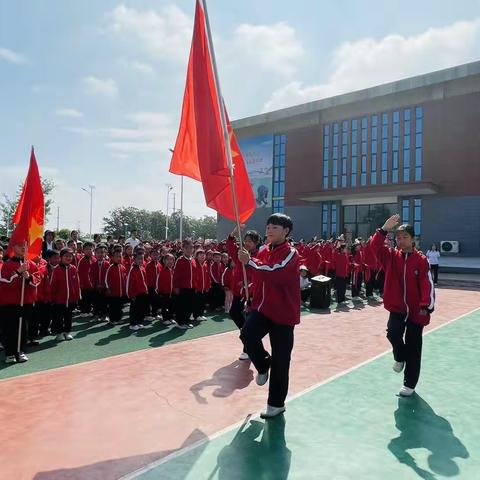 三门峡示范区馨汇小学举行“六一”少先队入队仪式