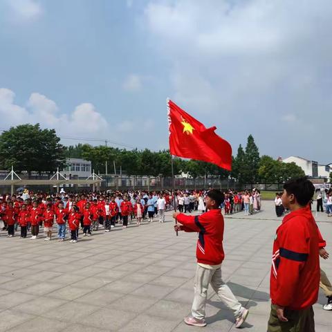 学习二十大，争做好队员一一庄墓镇中心学校少先队入队仪式暨优秀学生表彰会