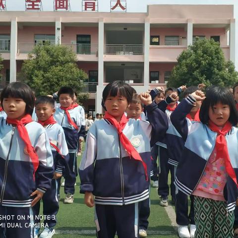 尹寨小学，举行“少先队新队员入队仪式”