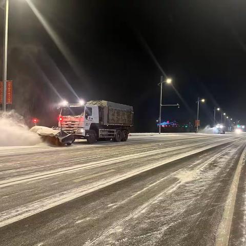 风雪交加中的逆行者 执法局闻雪而动持续开展除雪保畅工作