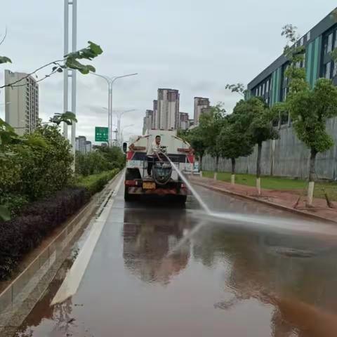 大雨过后环卫工人忙清淤