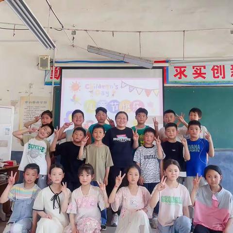 仵袁庄小学三年级                               “歌唱六一，童心飞扬”活动