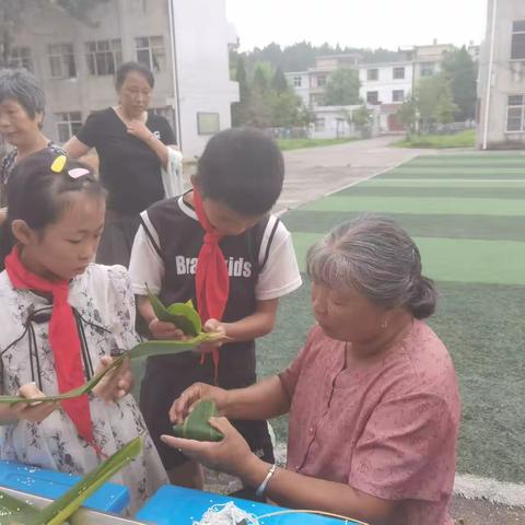 「品味端午，传承文明」——记河桥小学包粽子教育活动