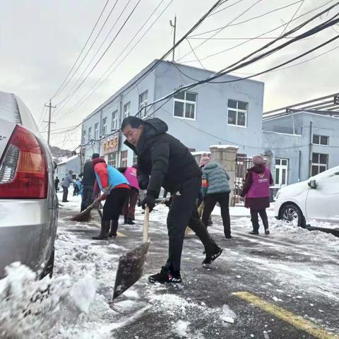 常家村党员群众齐动手 扫雪除冰暖人心     一场场瑞雪在装饰大地、滋润万物的同时，也给村民的出行带来了极大