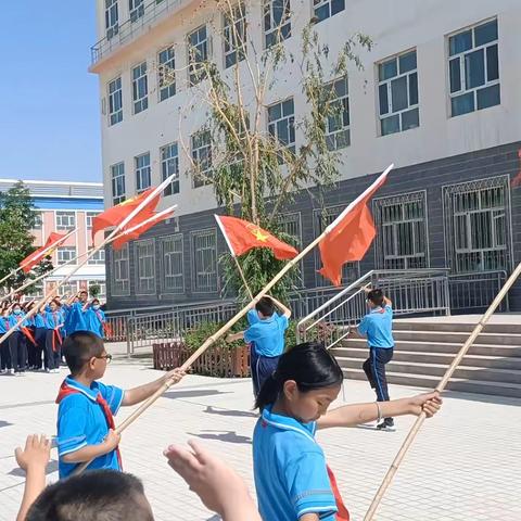 学习二十大  争做好队员—— 21团中学新队员入队仪式