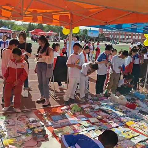 四年级五班庆六一活动——“红领巾跳蚤市场”及文艺表演