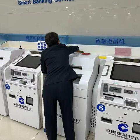 昌吉分行城建支行持续推进网点焕新年活动