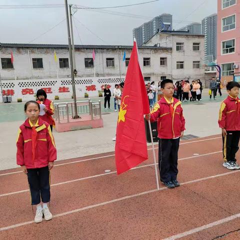 学习二十大 争做好队员------府东小学少先队入队仪式