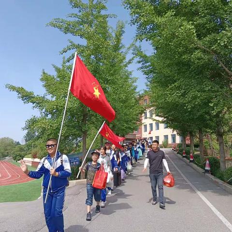 草河街道中心小学开展“团结互助 亲近自然”主题研学活动