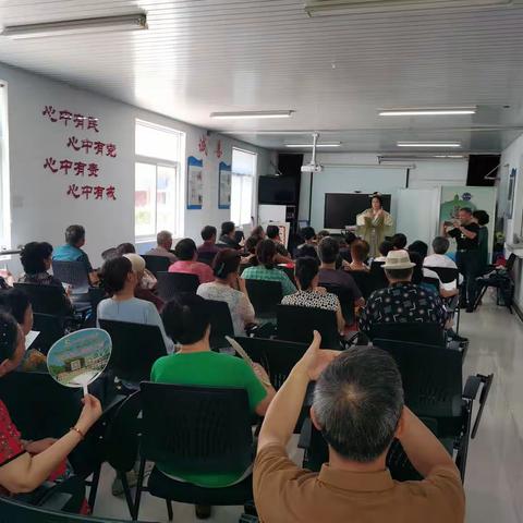 围炉“连馨”一一邻里同乐课堂。崇川区任港街道黎明社区老年大学7月份上课集锦。