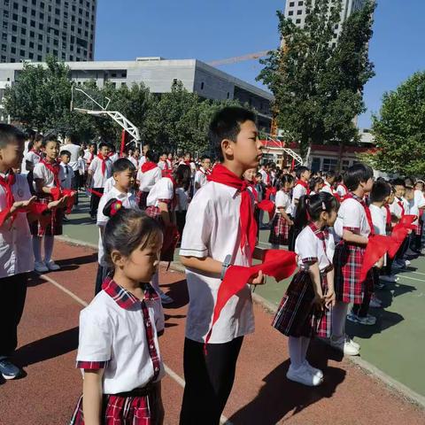 学习二十大，争做好队员——建设路小学少先队入队活动纪实