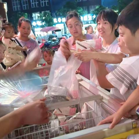 迷人夏夜来中百   精彩惠购任您选———记罗田大别山店开展场外夏日夜市活动