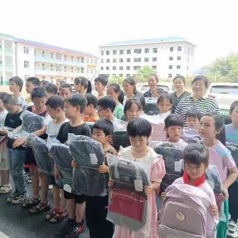 莲花县发改委开展迎“六一”关爱六市中小学留守儿童结对帮扶活动