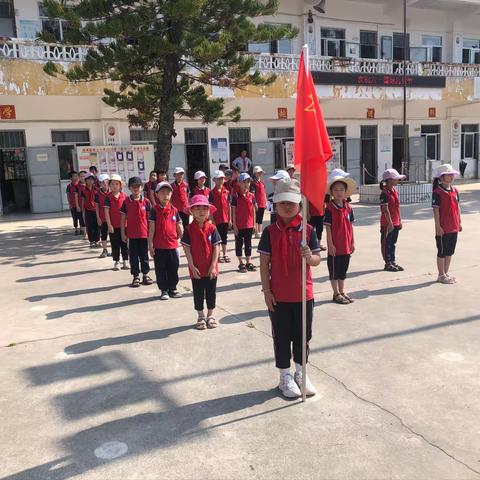 学习二十大，争做好队员——漳浦县苑上小学举行新少先队员入队仪式暨表彰大会