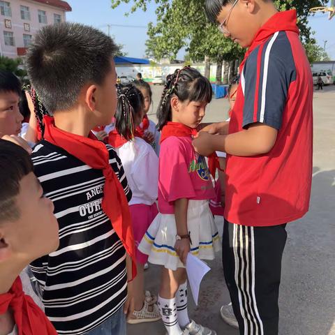 “学习二十大，争做好少年”上碑镇中心小学一年级新队员入队仪式