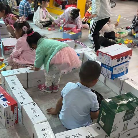 室内自主游戏目标:          1.培养幼儿动手能力，激发幼儿参加活动的兴趣，让幼儿在区域活动中体验活动