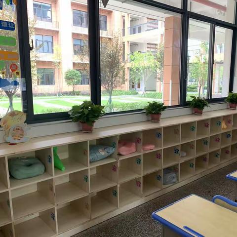用心布置，呵护成长—许家园小学2303班班级布置活动