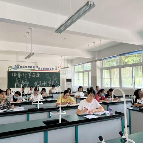 学习新课标，明确新方向——记柔远小学低语组教研活动