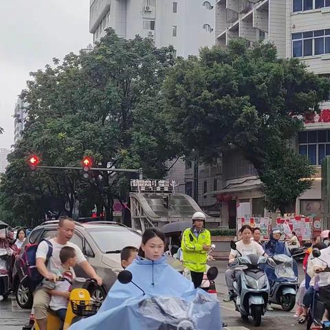 雨中英雄，守护一方