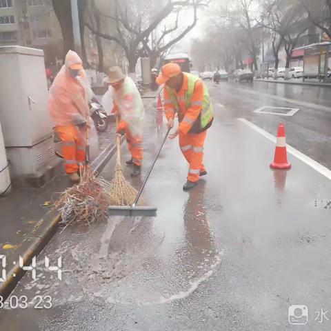 【莲湖  桃园】开启“借雨洗路”作业模式，确保雨停路净