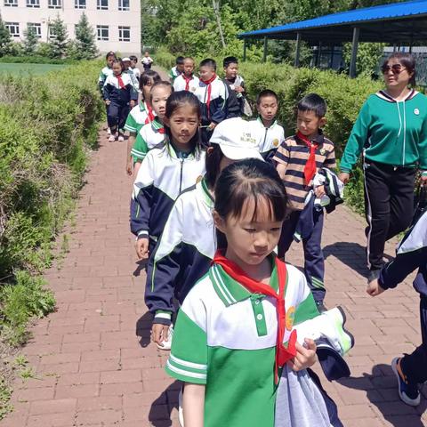 唱响经典诗文 打造路队风景——青龙山小学上放学路队背诵古诗文活动