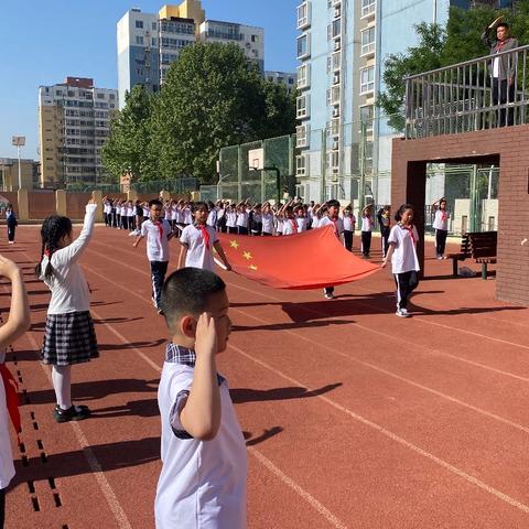 七十号小学五（1）中队举行“减轻灾害风险，守护美好家园”主题升旗仪式