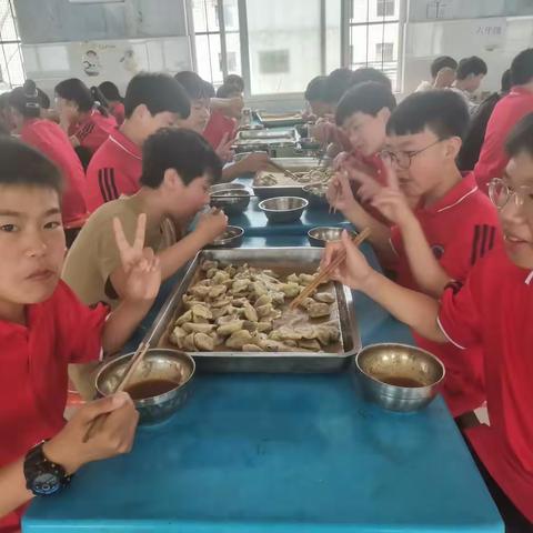 汝阳圣陶学校六年级包饺子活动