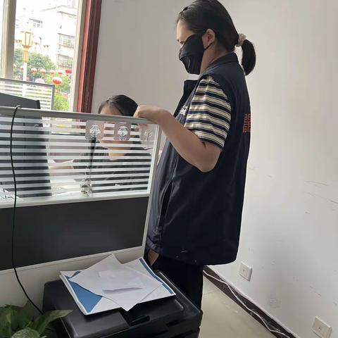 网格员行走在网格