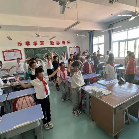 石门寨学区石岭小学上庄坨教学点五年级合唱排练（3）