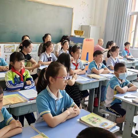 厉兵秣马，共研共行——明德学校小学部数学教师期末复习教研活动