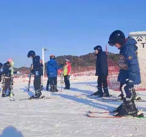 踏雪而行 筑梦未来——溪翁庄镇中心小学“青少年滑雪进校园”活动