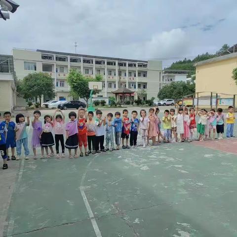 走进小学，了解小学，今天带学前班的小朋友们去参观了长河小学。