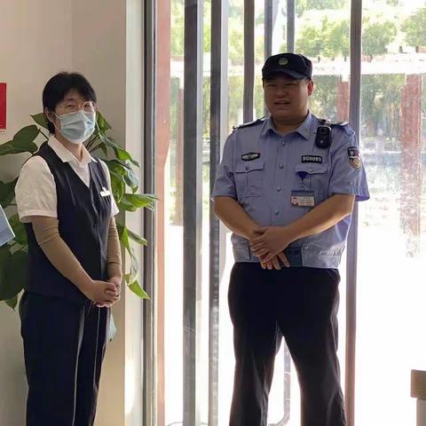 “警银携手，反诈同行”工商银行东方太阳城支行联合民警开展反诈宣传活动。