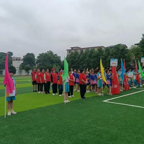 齐心协力，助力运动会一一鸡冠山乡中心小学第八届小学生田径运动会志愿者风釆！