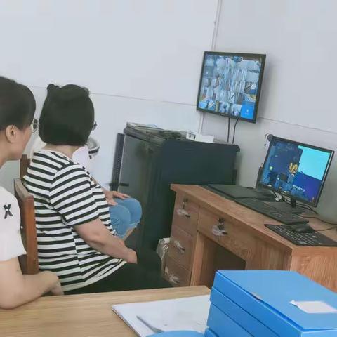 辛集市位伯镇南位伯小学组织教师观看优质课评选活动