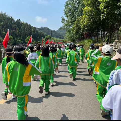 劳动砺心志，实践促成长——溶江小学一年级劳动基地实践活动