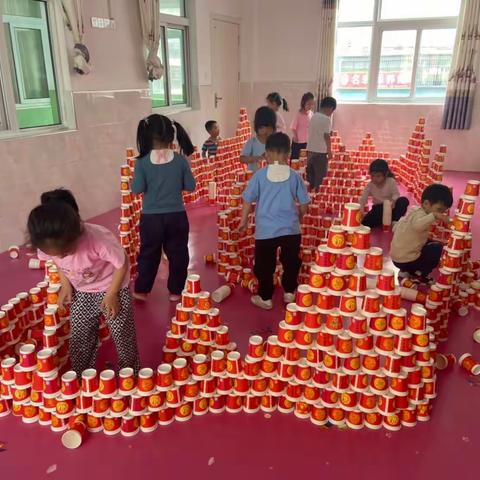 红莲湖中心幼儿园中四班——我的观察故事：小纸杯 大乐趣