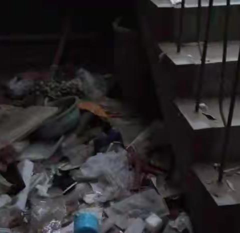 清理乱堆乱放 整治小区卫生——潞州区英雄南路街道解放西社区工作动态